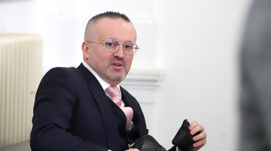Vladimír Pčolinský zatiaľ ustál presilovku svedkov, ktorí stáli proti nemu. Vysvetľujeme pozadie kauzy exšéfa SIS