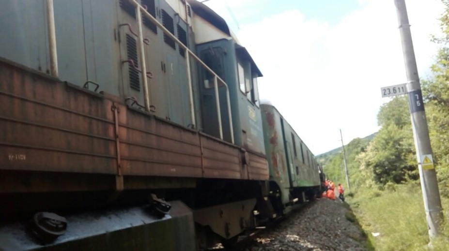 Pri Novej Bani sa vykoľajil vlak, doprava je výrazne obmedzená