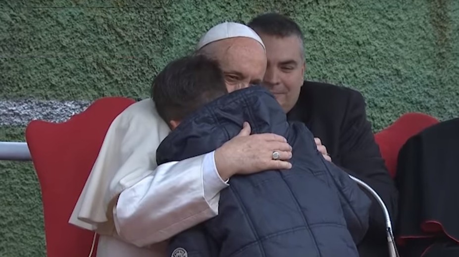 Chlapec, ktorému zomrel otec, sa opýtal pápeža, či pôjde ocko do neba, aj keď bol ateista