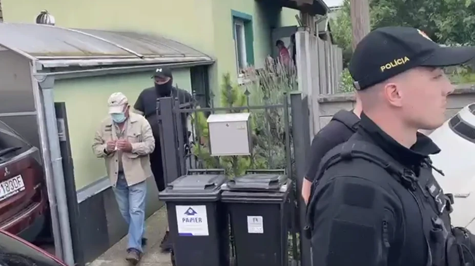 Muža, ktorý sa mal vyhrážať Čaputovej a Naďovi, odviezli v putách. V dome našli zbraň aj náboje