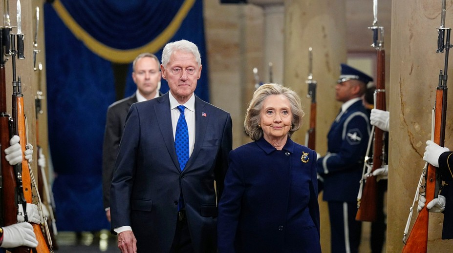 Kauza Epstein dobieha aj Clintonovcov, budú vypovedať pred Kongresom