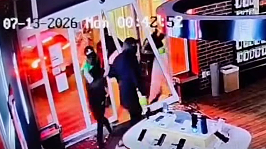 VIDEO: Vlámanie ako z akčného filmu. Nacúvali autom do sklenených dverí, potom prišlo nemilé prekvapenie