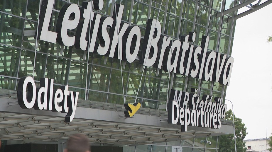 Poplach na letisku v Bratislave: Lietadlo obkľúčili záchranári a hasiči