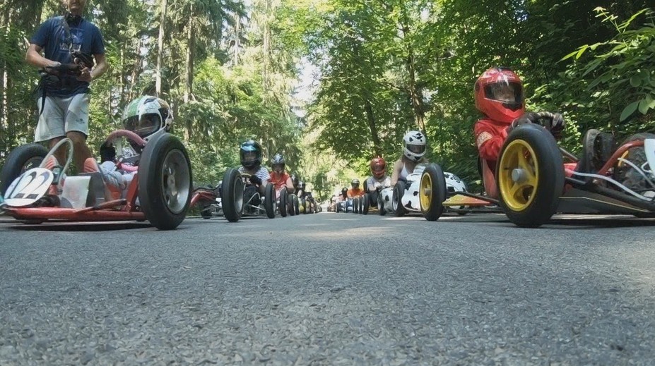 Letia dolu kopcom ako formule a za volantom pritom sedia deti