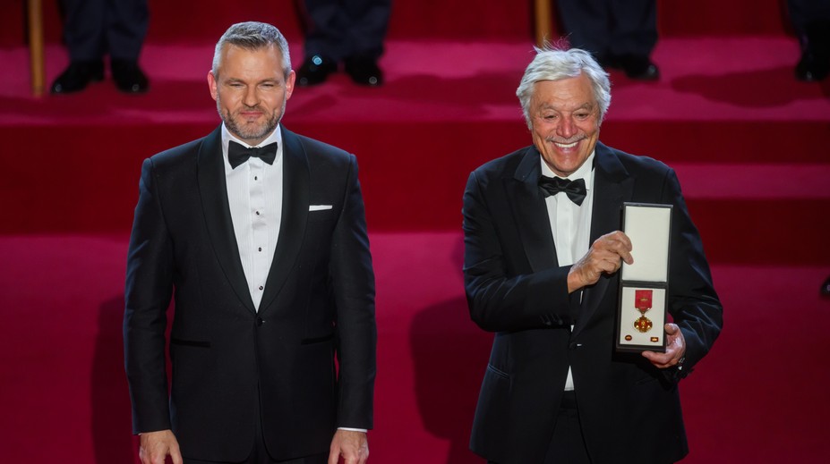 Hymna v pôvodnej verzii a Kukurova reakcia na Studenkovú. Prezident Pellegrini rozdal vyznamenania