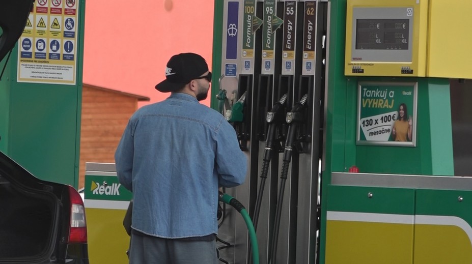 Benzín a naftu dostávajú len na prídel. Táto krajina našla spôsob, ako sa vyrovnať s krízou