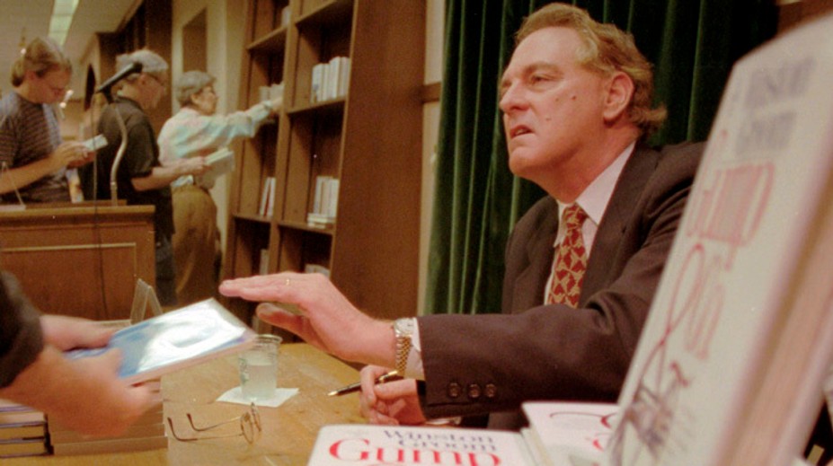 Zomrel autor románu, na ktorého motívy vznikol oscarový film Forrest Gump