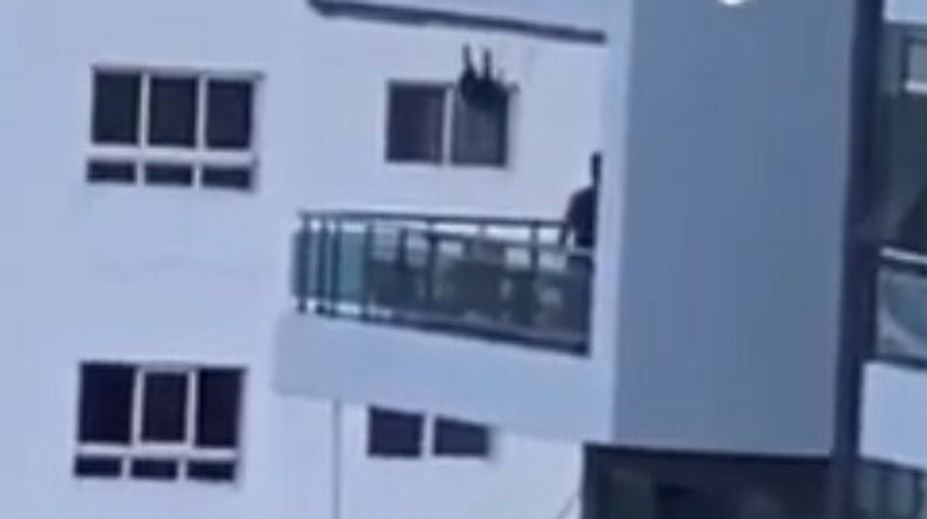 VIDEO: Nezodpovedný otec vám vyrazí dych. Dievčatko hojdal na balkóne na ôsmom poschodí