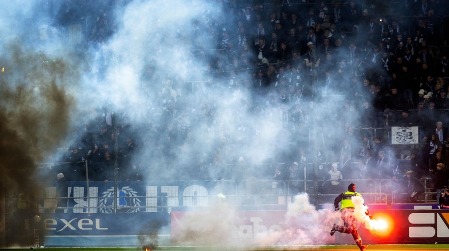 VIDEO: Je toto ešte futbal? Vo Švédsku sa boj o záchranu zmenil na ohnivé peklo