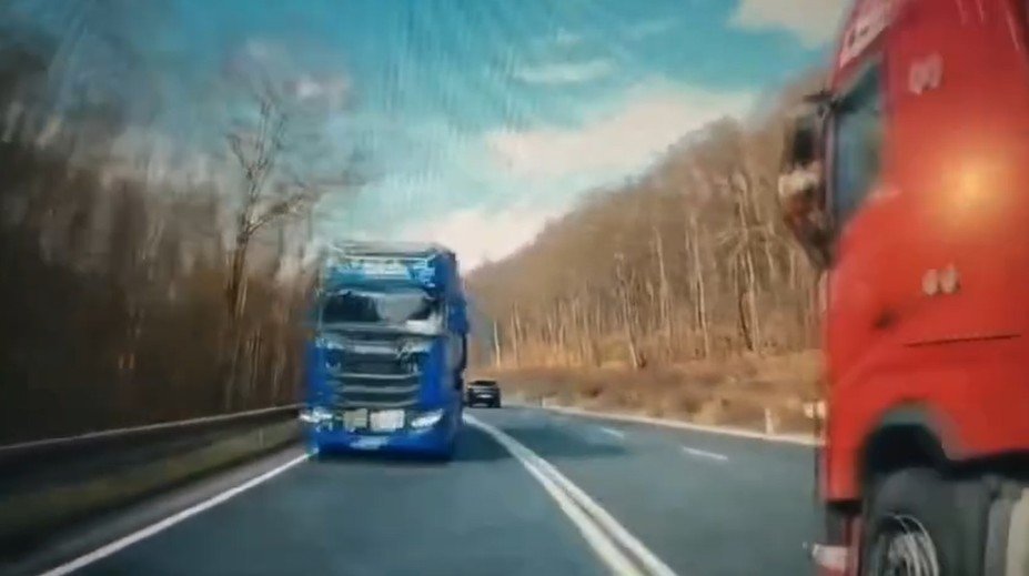 VIDEO: Vodič takmer prišiel o život. Kamión ho vytlačil do protismeru, oproti išiel nákladiak