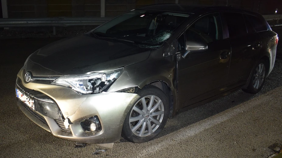 Prebiehanie cez diaľnicu ho stálo život. Muža (†20) zachytilo auto, následne do neho vrazili ďalšie