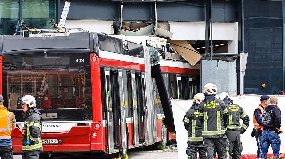 FOTO: Tragická nehoda v Rakúsku. Do obchodu narazil trolejbus, jedna osoba prišla o život
