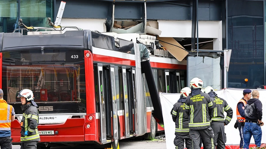 FOTO: Tragická nehoda v Rakúsku. Do obchodu narazil trolejbus, jedna osoba prišla o život