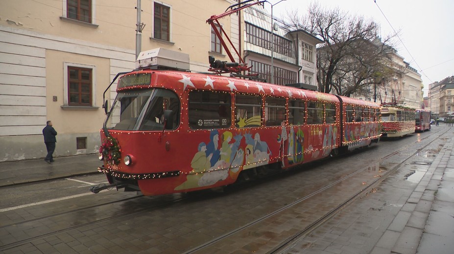 Jedna z najobľúbenejších súčastí sviatkov v Bratislave je späť. Vianočná električka vyrazila do ulíc
