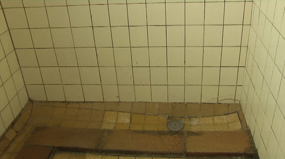 Väzenie vyzerá lepšie ako táto škola. Na zaplakanie je, kde žiaci vykonávajú malú potrebu