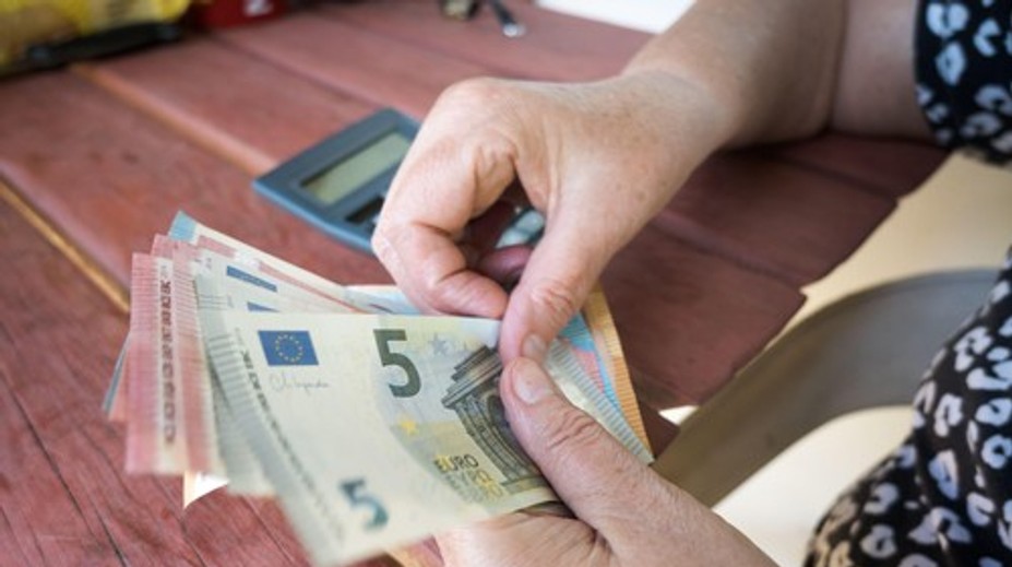 Seniori dostanú prvýkrát peniaze z daní svojich detí. Poznáme termíny výplat