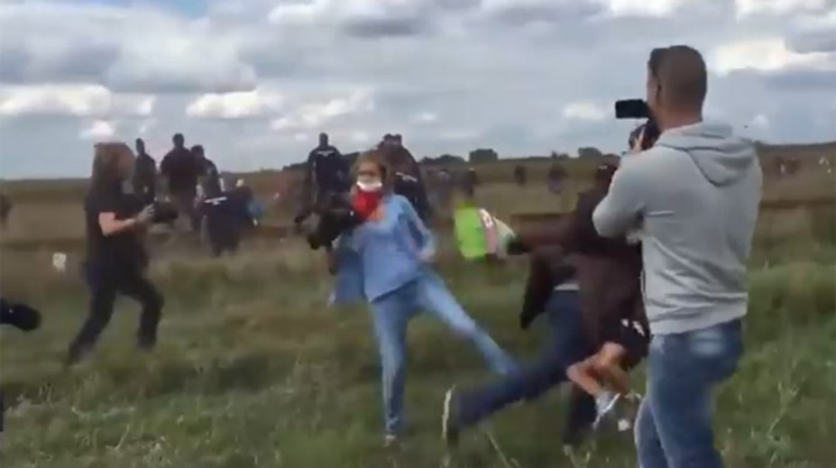 Kameramanke, ktorá kopala do migrantov, zakázali vstup do parlamentu