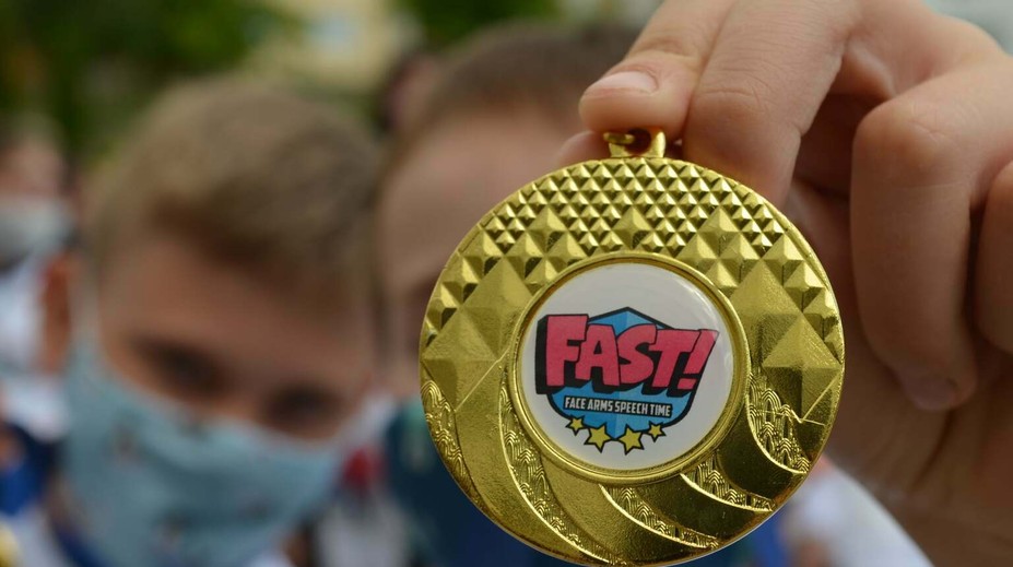 Starých rodičov môžu pred mŕtvicou zachrániť aj deti. Naučí ich to skratka FAST