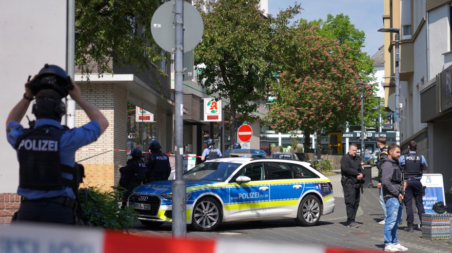 Rukojemnícka dráma v nemeckej banke. Keď policajti vošli dnu, ostali v šoku