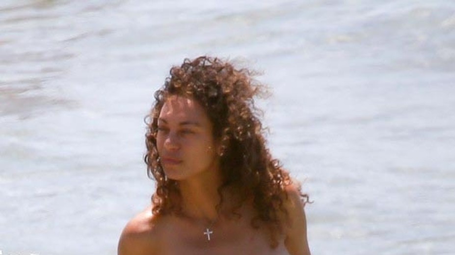 Žena slávneho tenistu odhodila zábrany aj plavky. Pred všetkými hore bez