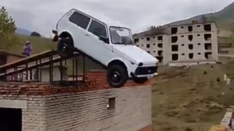 VIDEO: Kaskadérsky kúsok sa skončil fiaskom. Ruský odvážlivec rozbil Ladu o múr domu