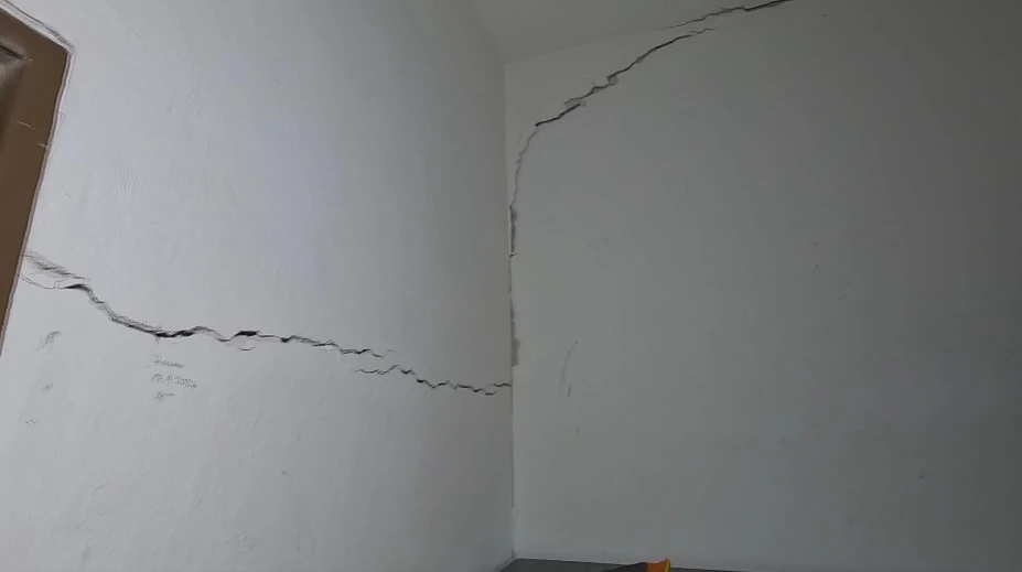 Záhadné praskliny sa objavili zo dňa na deň. Obec musela budovu zavrieť