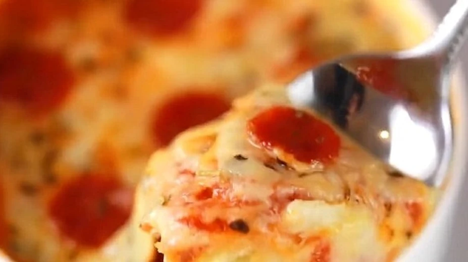 Uvarte si pizzu za pár sekúnd! Stačí vám hrnček a mikrovlnka