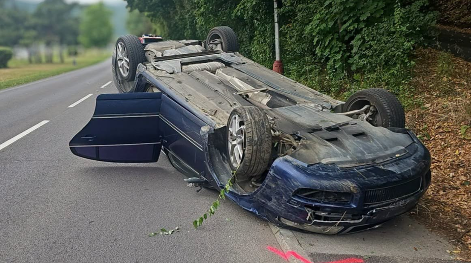 Nehoda odrezala hlavný vjazd do Trenčianskych Teplíc. Cesta bola neprejazdná v oboch smeroch