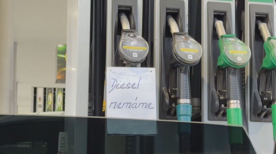 „Diesel nemáme.“ Na pumpách sa začali objavovať výpadky nafty