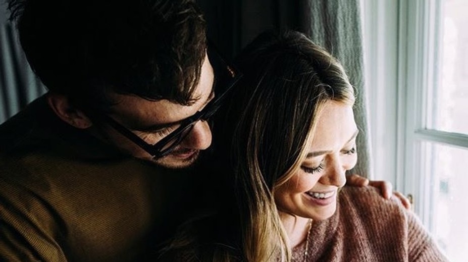 Herečka a speváčka porodila dievčatko. Dostalo až tri mená!