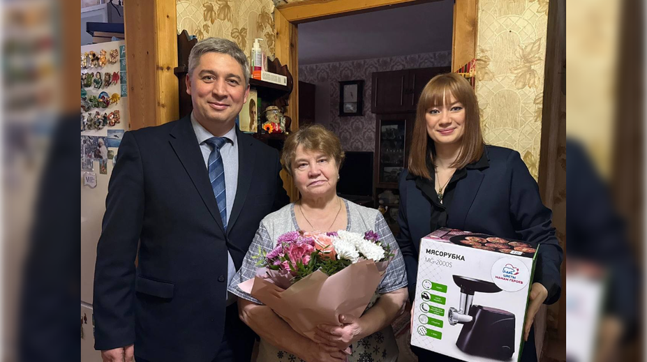 Členovia Putinovej strany darovali matkám vojakov padlých na Ukrajine mlynčeky na mäso