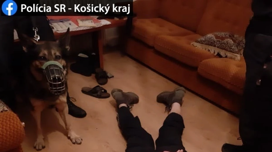 Muž (65) z východného Slovenska sa vyhrážal rodine aj policajtom, skončil v putách