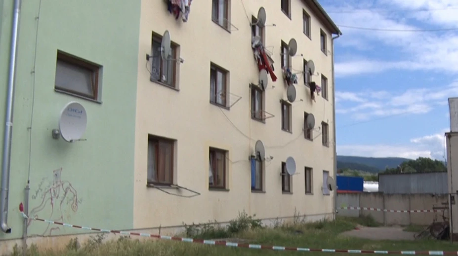 Jedenapolročný chlapček v Prievidzi vypadol z okna druhého poschodia. Zázrakom sa mu nič nestalo