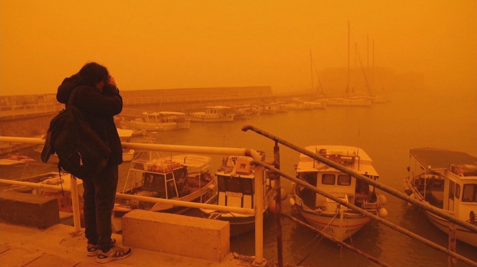 Obloha nad Krétou sa zmenila na oranžové peklo. Saharský piesok skomplikoval aj dopravu
