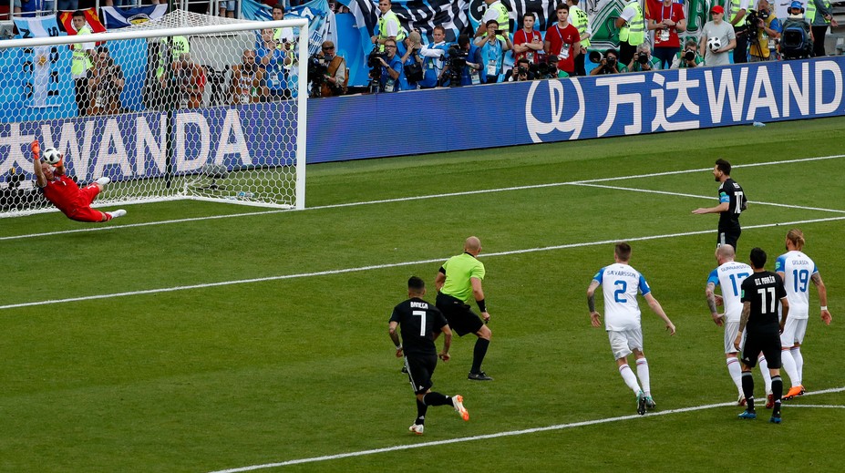 Messiho bolí penalta, ktorú mu chytil islandský režisér