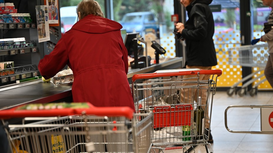 Slováci budú vo sviatok 17. novembra znovu v obchodoch. Jeden z reťazcov zatvorí už o dvanástej