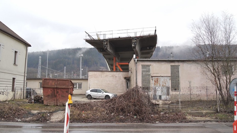 Rarita na severe Slovenska: Nadjazd, ktorý nevedie nikam. Železnice hovoria o zmene