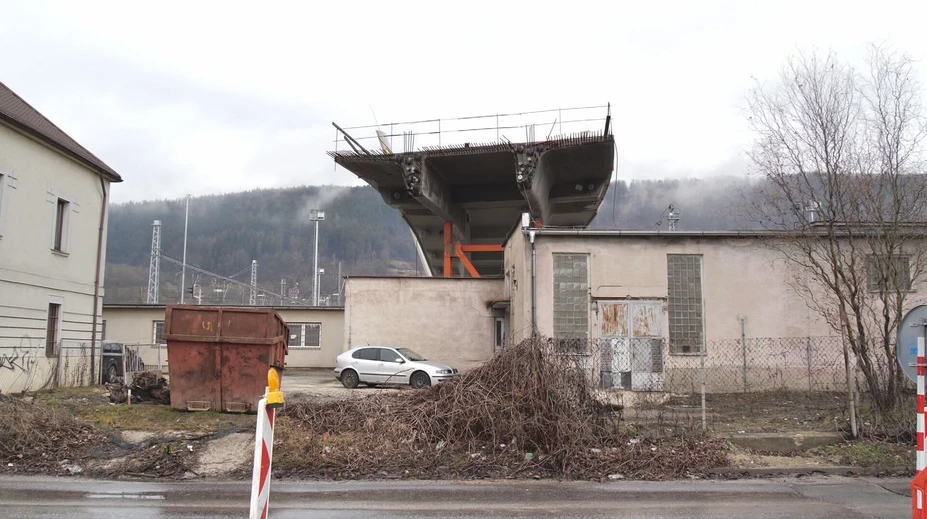 Rarita na severe Slovenska: Nadjazd, ktorý nevedie nikam. Železnice hovoria o zmene