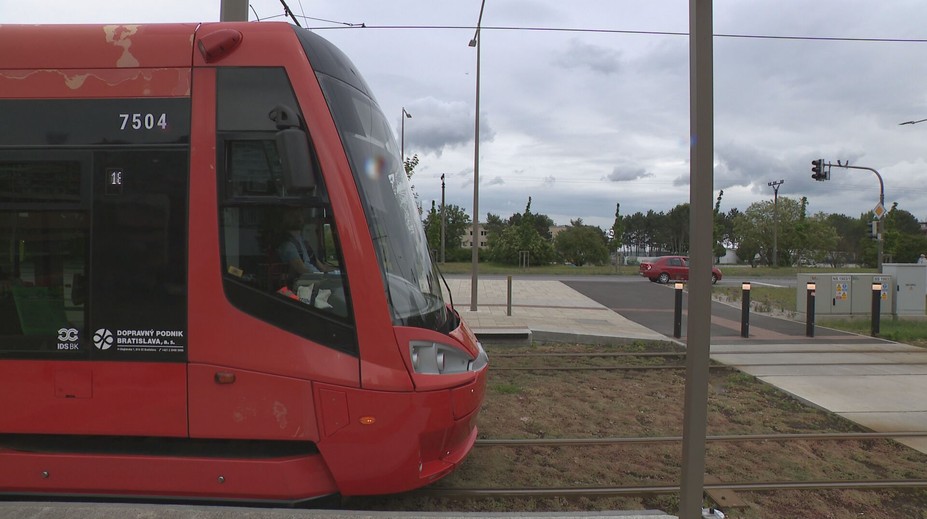 Električka nezastaví ako auto: Odborníci varujú pred nebezpečným zlozvykom chodcov