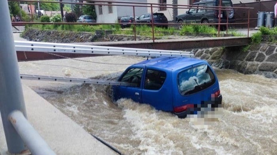 Išlo o minúty: Babička uviazla s autom v potoku. Sama nevie, ako sa tam ocitla