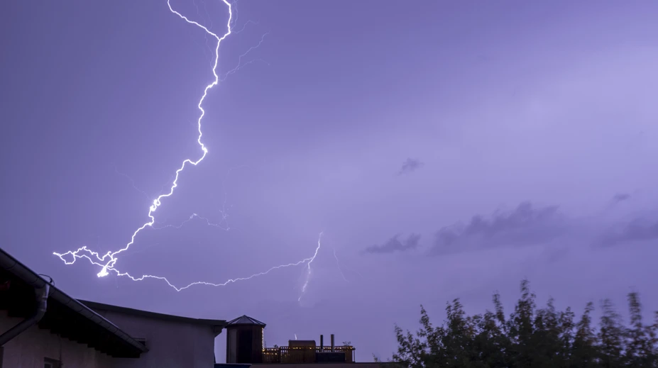 Tragický zásah bleskom na Floride. O život prišla žena s dieťaťom