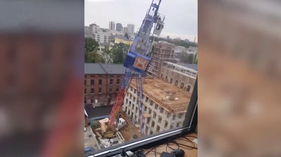 VIDEO: V centre mesta Lodž sa zrútil žeriav. Operátor v kabíne pád neprežil