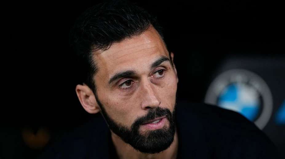 Trénera vylúčili, jeho hráči opustili ihrisko. Malaga oslavovala po penalte do prázdnej bránky