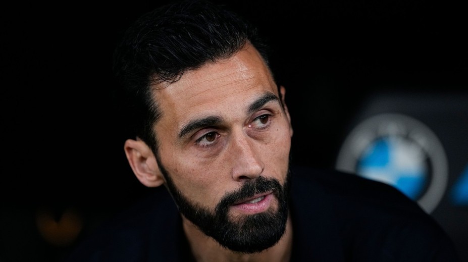 Trénera vylúčili, jeho hráči opustili ihrisko. Malaga oslavovala po penalte do prázdnej bránky