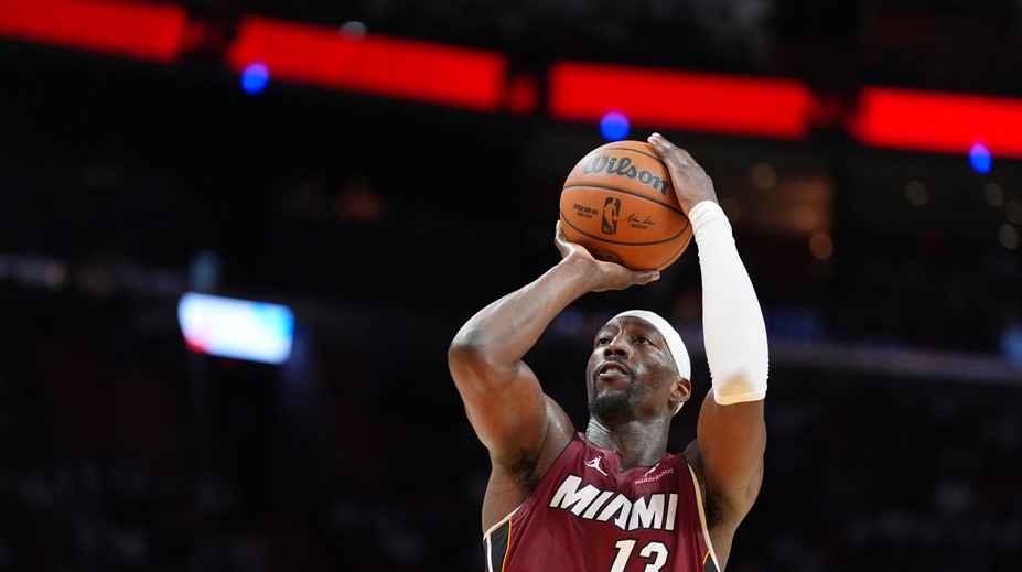 Historický moment v NBA. Hviezdny Adebayo sa zaradil medzi legendy neuveriteľným výkonom: Je to šialené