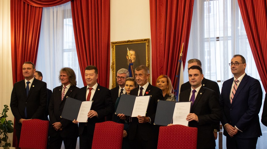 Nová česká vláda na obzore: ANO, SPD a Motoristi podpísali koaličnú zmluvu