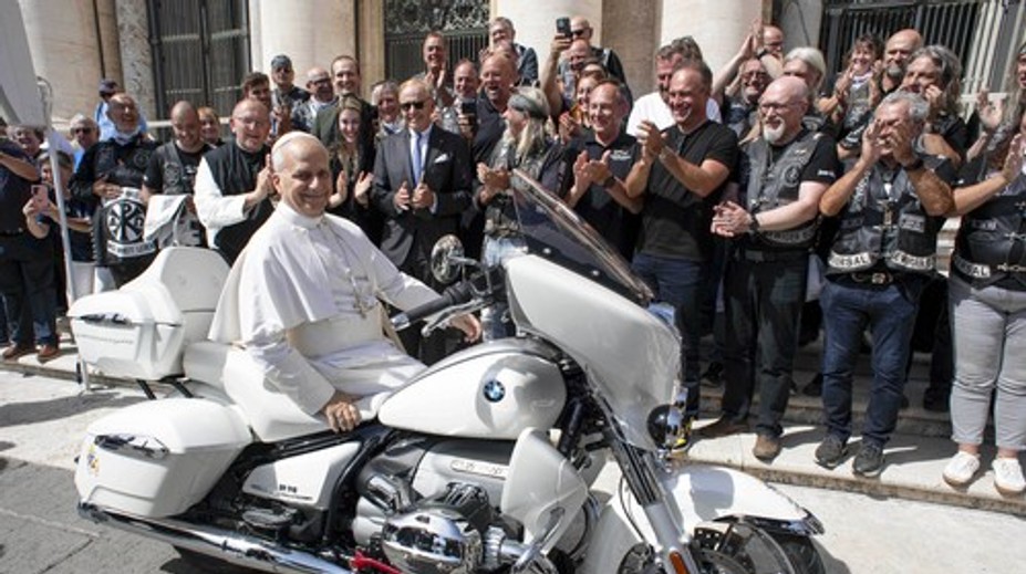 V Nemecku vydražili motorku podpísanú pápežom. Kupujúci musí zaplatiť viac ako len konečnú cenu