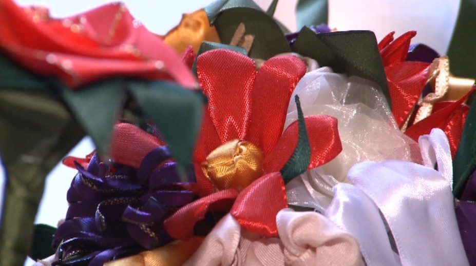 Katka vytvára netradičné kytice zo stužiek