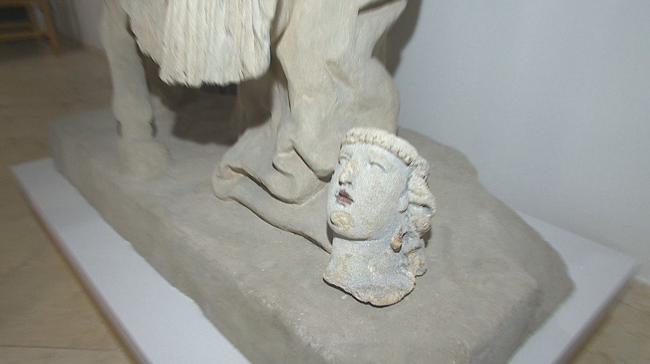 Ukrytá ako obyčajný kus kameňa. Po desaťročiach sa rozlúskla záhada chýbajúcej hlavy sochy Márie Terézie