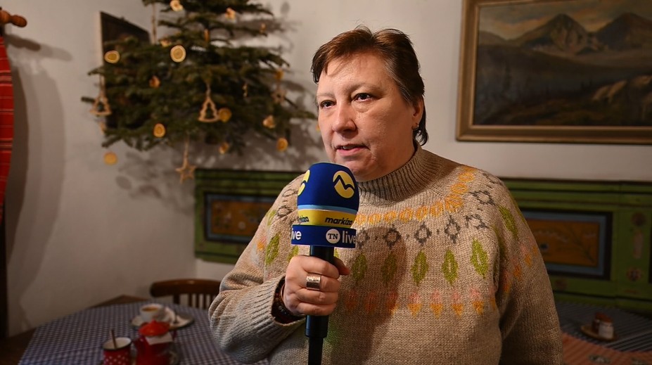 Je zberateľkou tradícií a ako etnologička sa tomu venuje aj vedátorsky. Na prechádzku s nami šla Katarína Nádaská